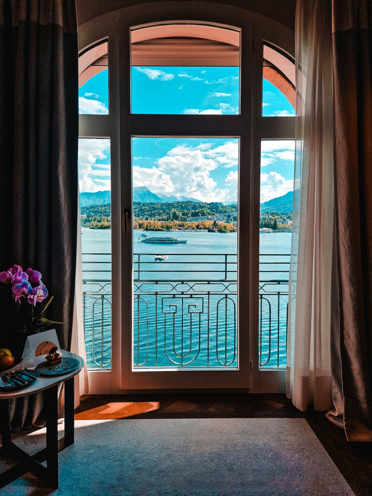 luxury-travel-designer-versus-AI